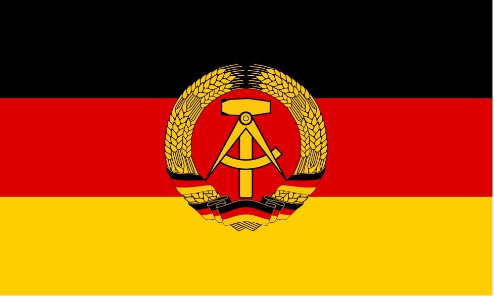 Welcher deutsche Staat hatte eine schwarz-rot-goldene Flagge mit
                Hammer, Zirkel und Ährenkranz?
