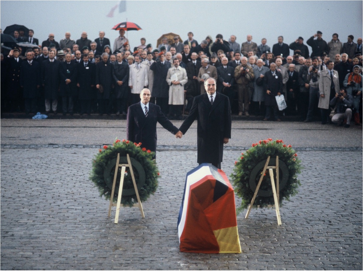 Der damalige französische Staatspräsident Francois Mitterrand
                  und der damalige deutsche Bundeskanzler Helmut Kohl gedenken
                  in Verdun gemeinsam der Toten beider Weltkriege. Welches Ziel
                  der Europäischen Union wird bei diesem Treffen deutlich?