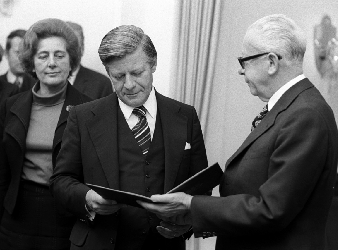 Der deutsche Bundespräsident Gustav Heinemann gibt Helmut
                  Schmidt 1974 die Ernennungsurkunde zum deutschen
                  Bundeskanzler. Was gehört zu den Aufgaben der deutschen
                  Bundespräsidentin/des deutschen Bundespräsidenten?